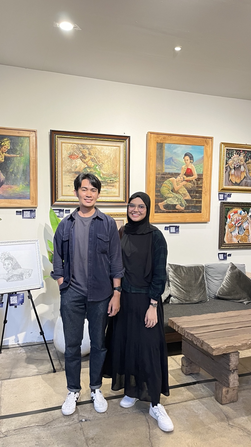 Foto Raihan dan Karin pada momen 15 Februari 2025, berdiri bersama di depan lukisan